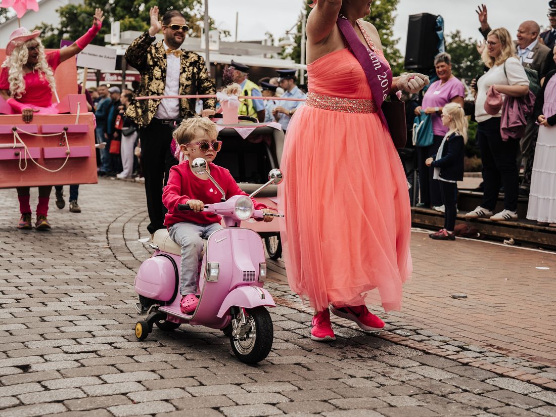 Kind auf pinker Vespa beim Barbie-Motivwagen des Festumzugs 2026