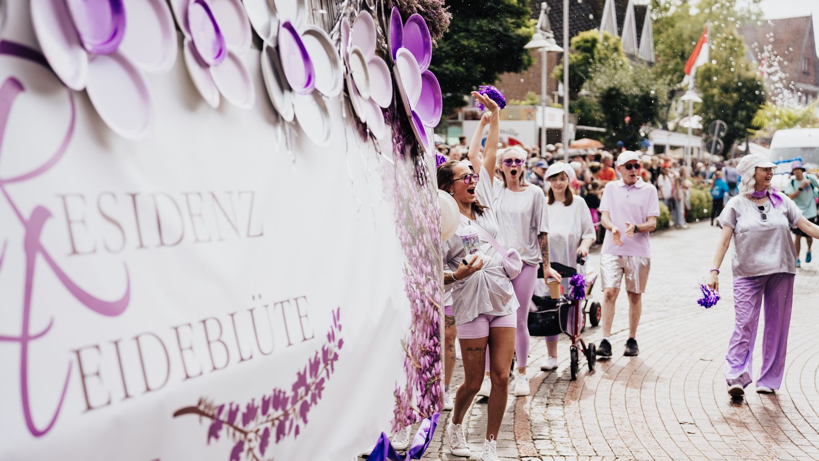 Geschmückter Festumzugswagen „Residenz Heideblüte“ in der Innenstadt