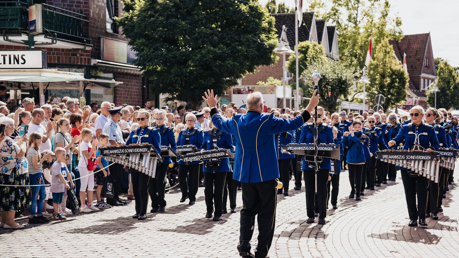 Spielmannszug Schneverdingen in blauen Uniformen beim Festumzug