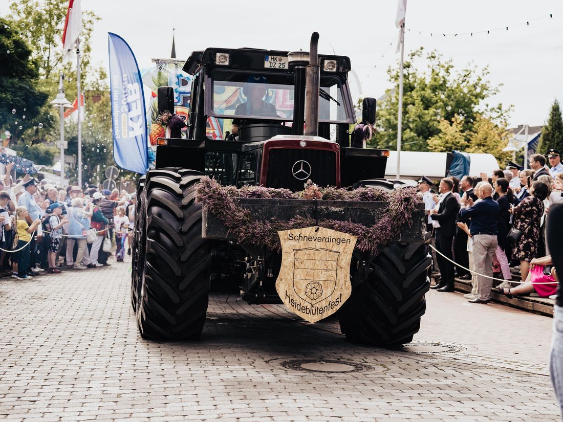 Geschmückter Oldtimer-Traktor beim Festumzug