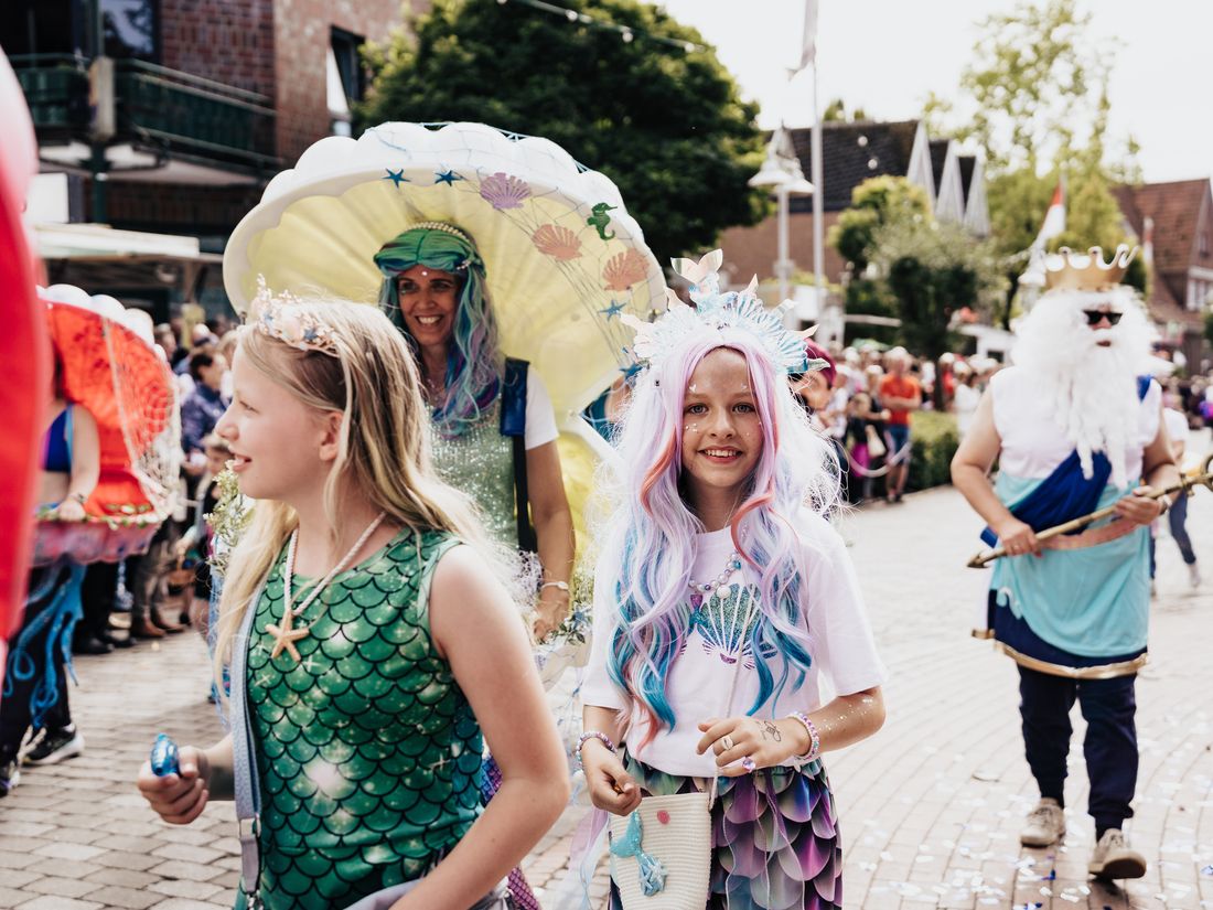 Kinder in fantasievollen Kostümen beim Festumzug