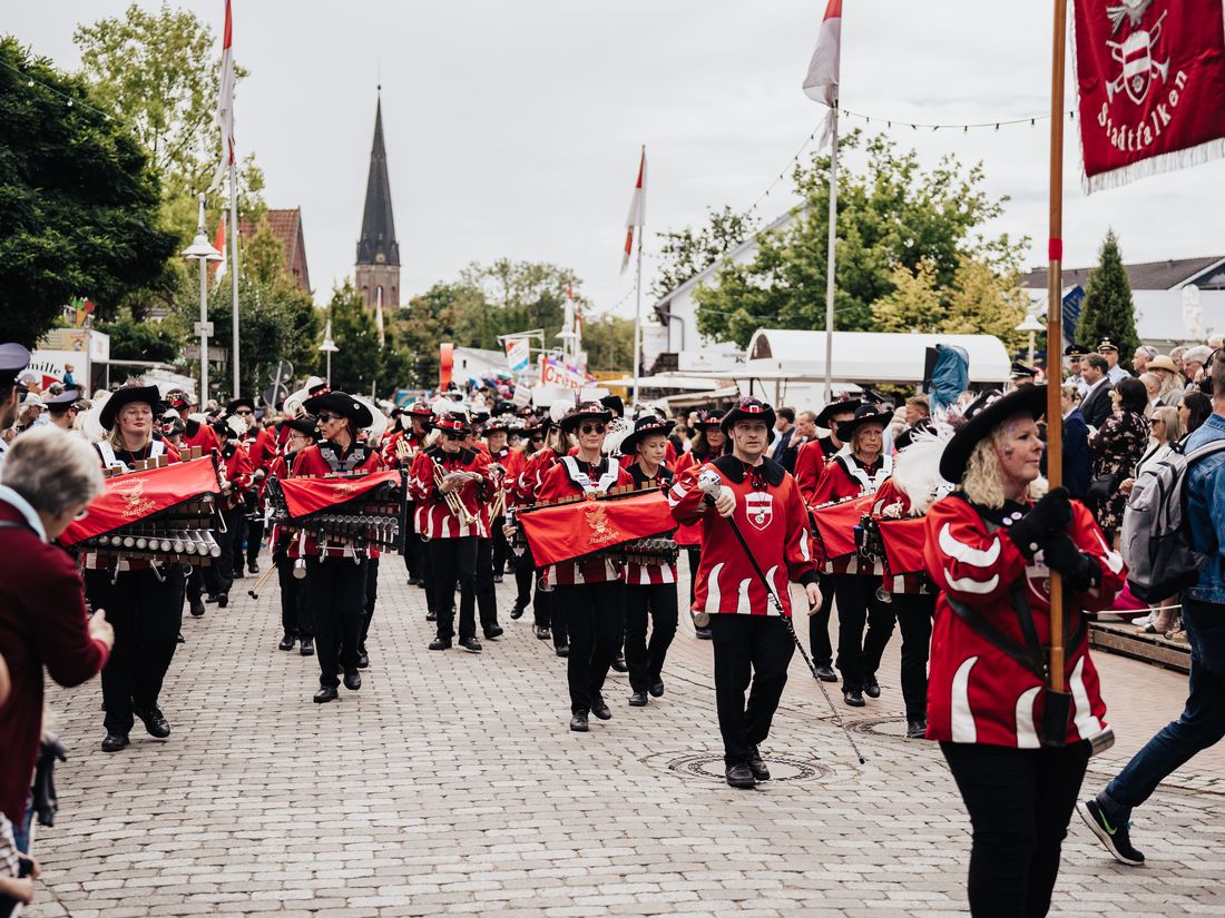 Spielmannszug in roten Uniformen beim Festumzug