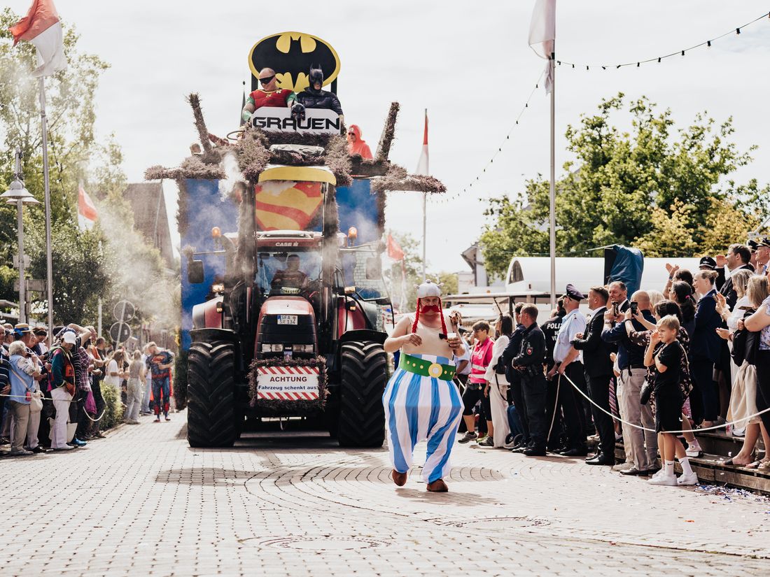 Festwagen mit Nebeleffekt beim Festumzug
