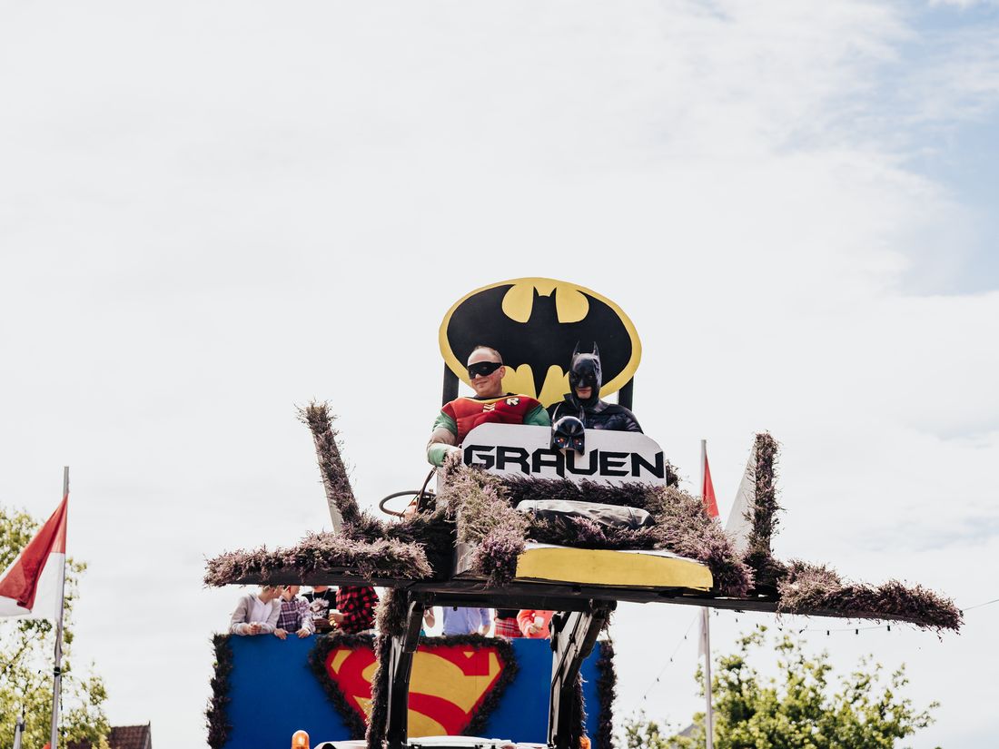 Festwagen mit Batman-Motiv beim Festumzug