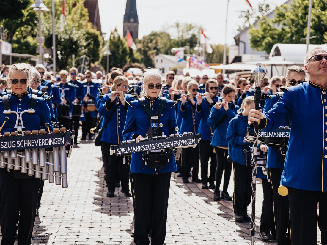 Spielmannszug Schneverdingen mit Glockenspiel beim Festumzug