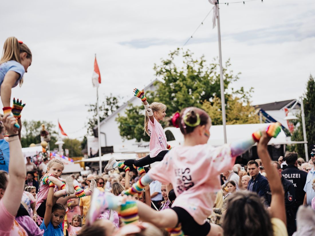 Jubelnde Kinder in Rosa beim Festumzug